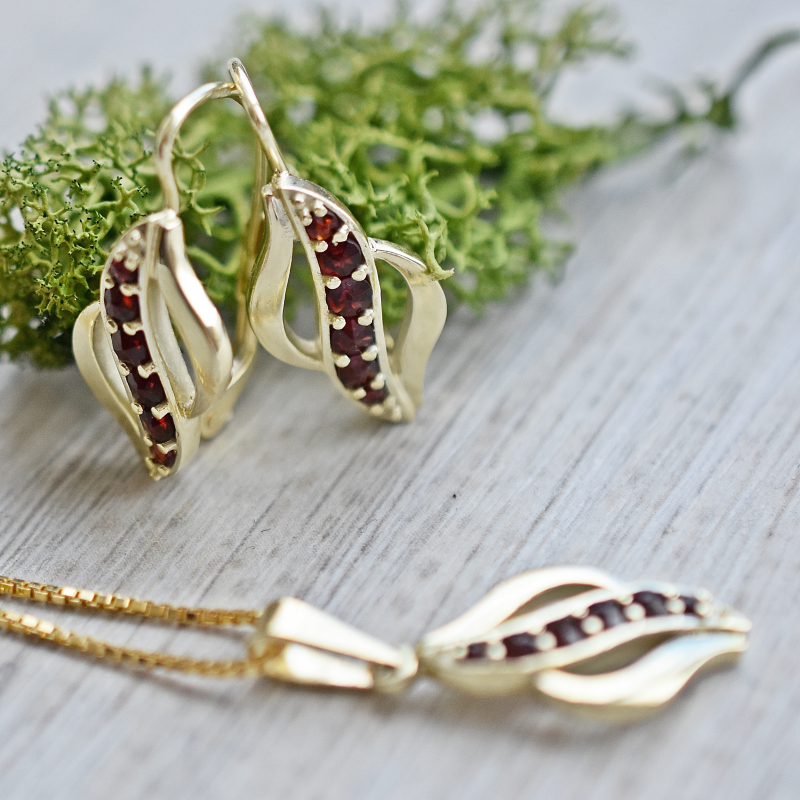 Zlaté náušnice s českými granáty